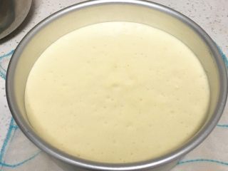 13、奶油戚风蛋糕,继续翻拌50次左右，将蛋糕糊倒入模具，震几下消泡。