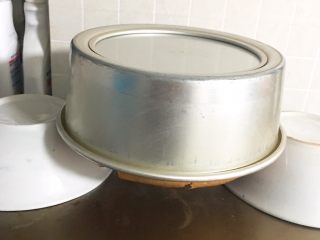 15、奶油戚风蛋糕,烤完立即倒扣，三小时后再脱模。