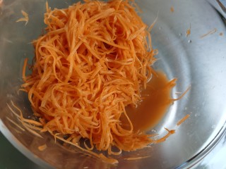 2、炸胡萝卜丸子,把杀出的水分挤出来。