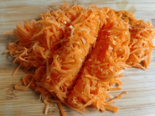 3、炸胡萝卜丸子,将挤干水分的萝卜丝切碎。