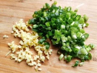 4、炸胡萝卜丸子,小葱切成葱花，生姜切成姜末。