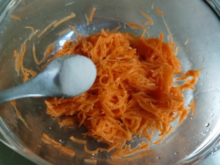 6、炸胡萝卜丸子,加入盐。