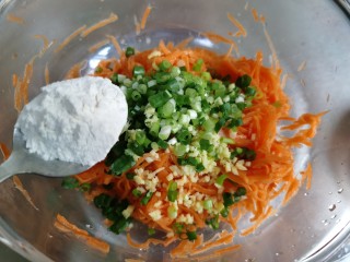 9、炸胡萝卜丸子,加入面粉，面粉也不用加太多，以能把萝卜粘合成团就可以。