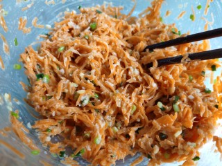 10、炸胡萝卜丸子,将萝卜与所有调料拌匀。