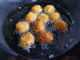 13、炸胡萝卜丸子,等丸子炸到微黄定型后，捞出控油。