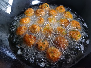 14、炸胡萝卜丸子,将锅里的油温升高，进行第二次复炸。