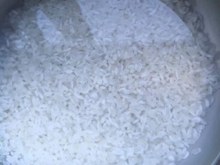 1、大虾干贝海鲜粥,大米洗净浸泡半小时