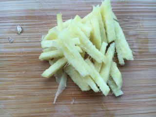 4、大虾干贝海鲜粥,生姜去皮切丝