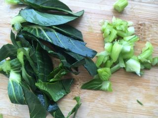 5、大虾干贝海鲜粥,青菜叶和茎分别切丝和块