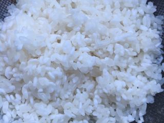 6、大虾干贝海鲜粥,大米沥干水分