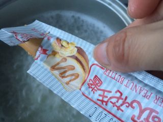 9、大虾干贝海鲜粥,煮开后放入花生酱，搅拌均匀，转小火慢煮