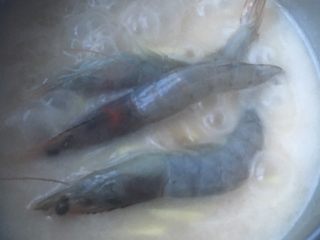 11、大虾干贝海鲜粥,米差不多煮开花时，放入大虾