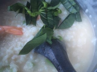 13、大虾干贝海鲜粥,起锅前放入菜叶稍煮