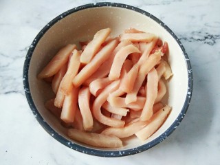 1、#猪年#麻辣孜然猪肉干,  把猪里脊肉切成图中那样的长条状备用。