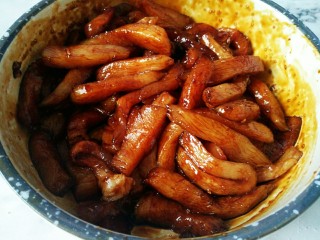 3、#猪年#麻辣孜然猪肉干,最好抓匀之后盖上保鲜膜冷藏一夜会更入味。