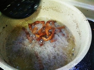 4、#猪年#麻辣孜然猪肉干,第二天把油烧热直接放肉炸透。