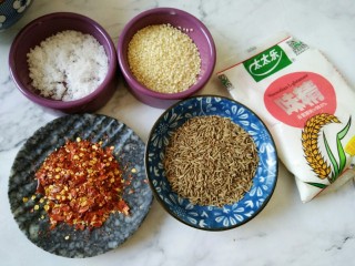 6、#猪年#麻辣孜然猪肉干,准备好所有的调料如图备用。