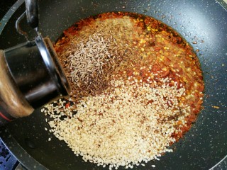 7、#猪年#麻辣孜然猪肉干,热锅凉油，放入辣椒碎，孜然粒，花椒碎，白芝麻炒香。