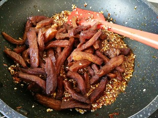 9、#猪年#麻辣孜然猪肉干,就可以把提前炸好的肉干倒进去。