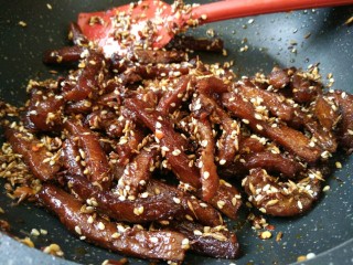 11、#猪年#麻辣孜然猪肉干,继续翻炒均匀即可关火