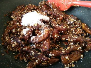 10、#猪年#麻辣孜然猪肉干,炒匀之后，最后出锅之前加适量的白糖和味精。