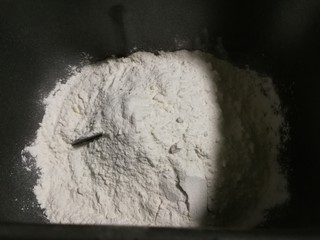 2、无泡打粉的油条,中筋粉放入面包机桶