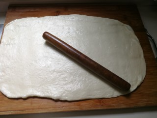 10、无泡打粉的油条,砧板好手上抹适量油，将面团取出来揉一揉，幹成厚厚的面片