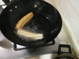 14、无泡打粉的油条,锅中油烧热，将面条轻轻拉长一点，放入锅中中火炸