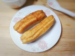 16、无泡打粉的油条,夹出来，沥掉油