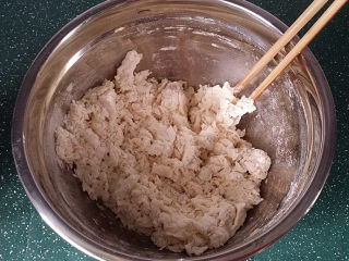 1、#中式点心#千层肉饼,边倒温水边将面粉搅成絮絮状