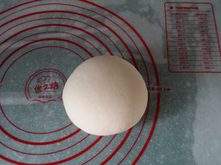2、#中式点心#千层肉饼,揉至光滑、盖膜饧面30分钟左右