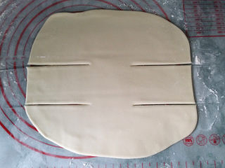 3、#中式点心#千层肉饼,排气后分割2份、取一份擀成大片、用刮刀如图割开