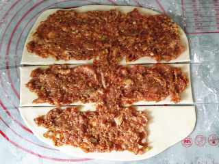 4、#中式点心#千层肉饼,除右下角留一块空白外，其它片地方均匀铺上猪肉馅