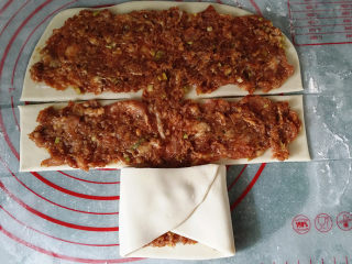 6、#中式点心#千层肉饼,接着将左下角向中间对折