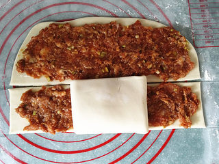 7、#中式点心#千层肉饼,翻转到第二片上