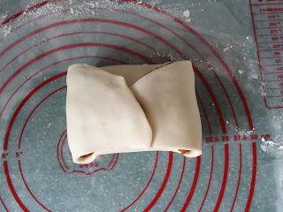 8、#中式点心#千层肉饼,再重复步骤6~8折好、轻轻捏紧收口