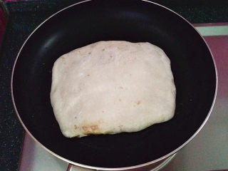 10、#中式点心#千层肉饼,锅热后滴少许菜籽油、放入肉饼