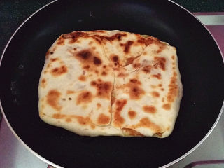 12、#中式点心#千层肉饼,约8~9分钟后翻面、加盖继续