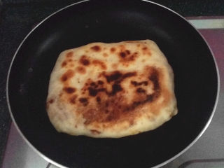 13、#中式点心#千层肉饼,约8~9分钟后翻面，加盖继续