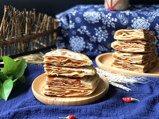 14、#中式点心#千层肉饼,放至案板上切开，层次分明