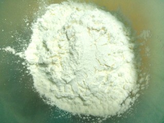 1、蒸酸奶蛋糕,备好低筋面粉