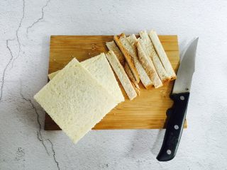 4、爆浆火龙果酸奶吐司,切掉吐司的四边