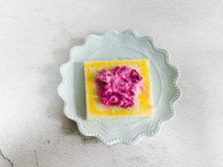 7、爆浆火龙果酸奶吐司,在吐司四周刷上蛋液