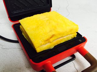 11、爆浆火龙果酸奶吐司,待指示灯熄灭后放入吐司