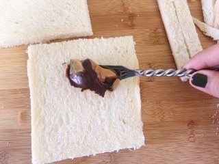 7、巧克力花生酱香蕉西多士,两片吐司都涂上适量的巧克力花生酱，多少根据自己的喜好