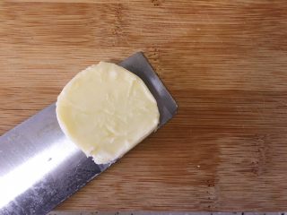 13、巧克力花生酱香蕉西多士,切一小块黄油