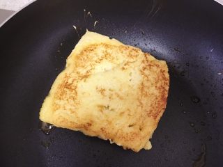 16、巧克力花生酱香蕉西多士,表面金黄就可以翻面