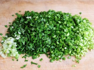 5、百吃不厌的韭菜盒子,这个时候把摘洗干净的韭菜，用刀把切成碎末。