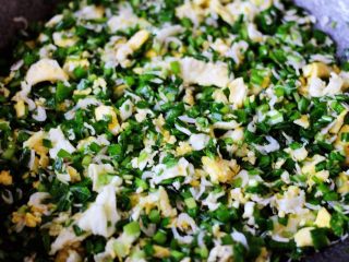 7、百吃不厌的韭菜盒子,把所有的馅料搅拌均匀就可以了。