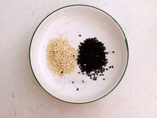 1、＃吃豆腐＃鱼香豆腐,准备食材：熟黑白芝麻